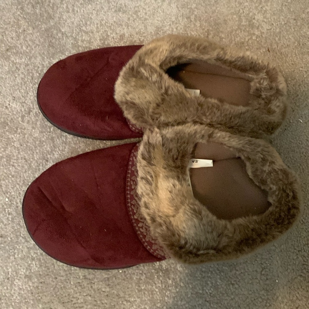Faux Fur maroon colored slippers
